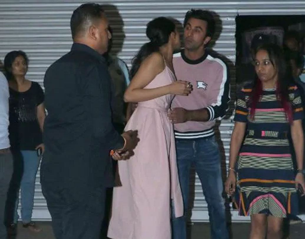 তবে দীপিকা এখন নিজের মনের মানুষকে খুঁজে পেয়েছেন। কিন্তু প্রাক্তন প্রেমিককে চুমু?