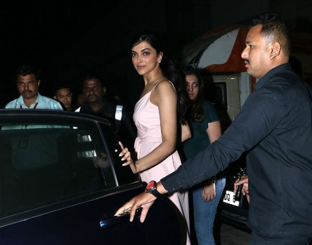 দীপিকা-রণবীর ওই অনুষ্ঠানে পারফর্মও করেছেন। সেখানেও তাঁদের রসায়ন ছিল দুর্দান্ত।