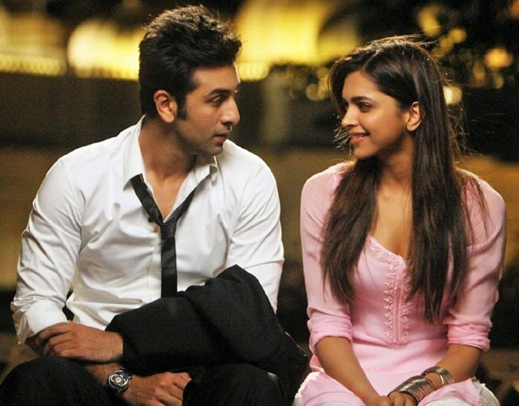 দীপিকা-রণবীরের সঙ্গে ইন্ডাস্ট্রির আরও কয়েক জন ছিলেন। তাঁরাও এই দু’জনের বন্ধুত্বপূর্ণ সম্পর্ক দেখে বেশ খুশি। সেই সময় রণবীরকে গুডবাই কিস দেন দীপিকা।