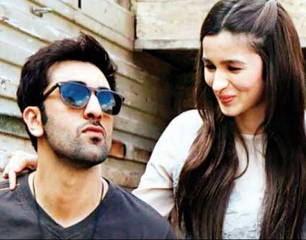 রণবীরের সঙ্গে বর্তমানে বলিউডের ইনোসেন্ট ফেস আলিয়া ভট্টকেই দেখা যায়। সম্পর্কে রয়েছেন দু’জন, গুঞ্জন এমনটাই। এমনকি আলিয়া-দীপিকার সম্পর্কও বেশ ভাল।