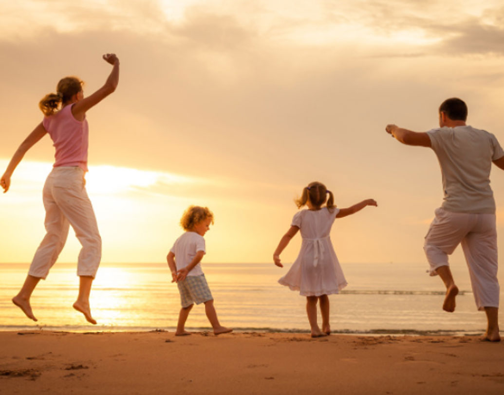 যাঁরা ছুটি নিতে চান না তাঁদের কথাও ভেবেছেন কর্তৃপক্ষ। ছুটির বদলে প্রয়োজনে তাঁরা এই তিন মাস নিজেদের কাজের সময় কমিয়ে আনতে পারেন। যেমন, সন্তানরা যে সময়টা স্কুলে থাকবে, প্রয়োজনে বাবা-মায়েরা শুধু সে সময়টুকু কাজ করলেন। বাকিটা সময় সন্তানদের সঙ্গে কাটালেন। অর্থাৎ যাঁর যেমন প্রয়োজন, তিনি সেই অনুযায়ী কাজ করতে পারেন।