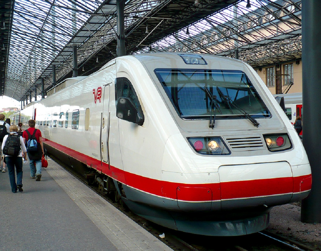 সুড়ঙ্গ তৈরির কাজ যদিও এখনও শুরু হয়নি। তবে এখন থেকেই তা নিয়ে উন্মাদনা শুরু হয়েছে দু’দেশের মানুষের মধ্যে। গতবছরের ডিসেম্বর থেকে অনলাইন টিকিট বুকিংও শুরু হয়ে গিয়েছে। ভাড়া ৫০ ইউরো। ভারতীয় মুদ্রায় যা ৩০০০টাকা।