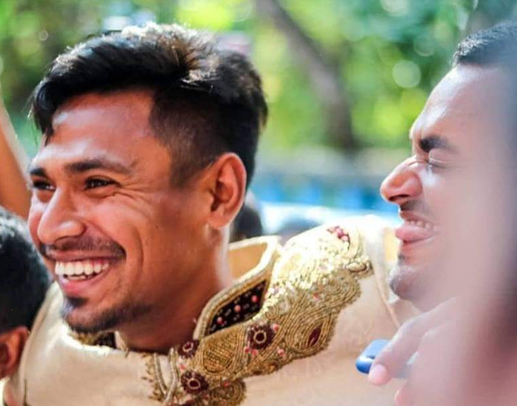 বিয়ের অনুষ্ঠান ছিল ঘরোয়া। কাছের ক’জন বন্ধু, পরিবারের সদস্য আর মামার বাড়ির আত্মীয়স্বজন উপস্থিত ছিলেন এই অনুষ্ঠানে। বিকেল সওয়া তিনটেয় সাতক্ষীরার হাদিপুর গ্রামে কনের বাড়িতে ৫ লক্ষ ১ টাকা দেনমোহরে বিয়ে হয়।