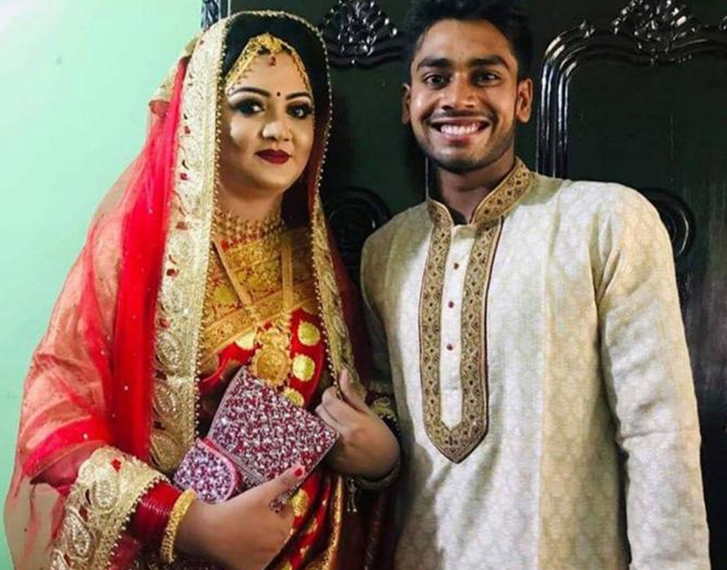 ঘরোয়া পরিবেশে দুই পরিবারের উপস্থিতিতে বাগদান অনুষ্ঠান হয়।