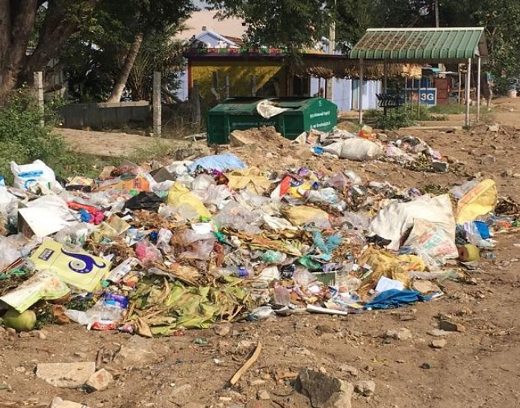 ৫০০ পরিবারের  ঠিকানার এই গ্রামে আবর্জনা ফেলার নির্দিষ্ট কোনও জায়গা ছিল না। প্রত্যেকেই বাড়ির আশেপাশে আবর্জনা ফেলতেন। গ্রামের একটা পুকুর প্রায় বুজে গিয়েছিল প্লাস্টিক ও অন্যান্য আবর্জনায়।