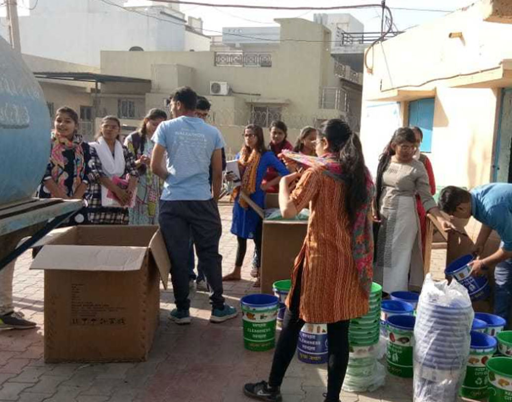 গ্রামবাসীদের ইচ্ছা এবং একদল কলেজ পড়ুয়াদের চেষ্টায়। গাঁধীনগরের এলডিআরপি ইনস্টিটিউট অফ টেকনোলজি এবং রিসার্চ-এর কয়েকজন পড়ুয়া সম্প্রতি এই গ্রামে আসেন। গ্রামের করুণ পরিস্থিতি তাঁদের নজরে আসে।