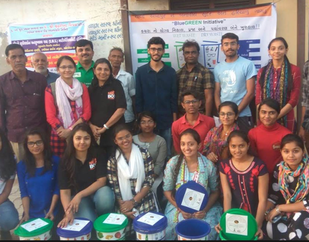 প্রথমে মুম্বইয়ের একটি স্বেচ্ছাসেবী সংস্থার সঙ্গে যুক্ত হয়ে গ্রামের সমস্ত জমা আবর্জনা দূর করেন তাঁরা। তারপর প্রতিটা ঘরে দুটো করে প্লাস্টিকের ডাস্টবিন দেওয়া হয়। একটায় প্লস্টিক জাতীয় বর্জ্য। অন্যটায় বায়োডিগ্রেডাবল বর্জ্য রাখতে বলা হয় গ্রামবাসীদের।