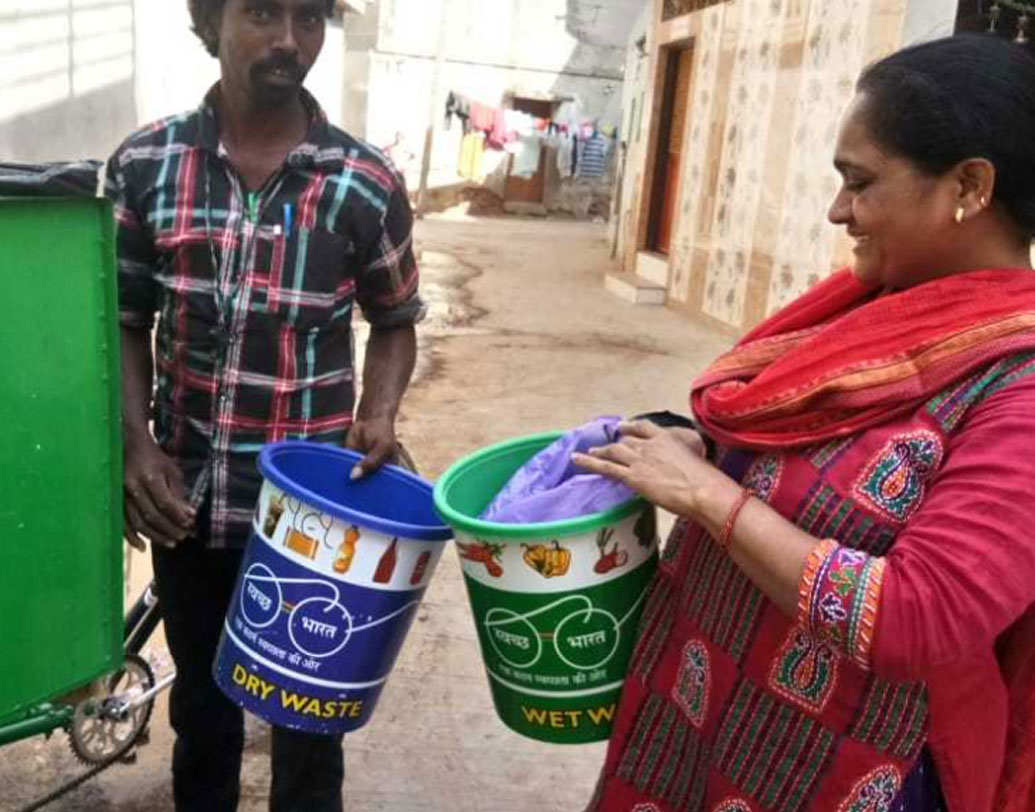 গ্রাম পঞ্চায়েতের সঙ্গে কথা বলে একজন সাফাই কর্মী নিয়োগ করেন তাঁরা। যিনি রোজ সকালে প্রতিটা বাড়ি থেকে সেই বর্জ্য সংগ্রহ করবেন। শুধু সংগ্রহ করাই নয়, বর্জ্য থেকে সার তৈরির প্রশিক্ষণও তাঁকে দেওয়া হয়।