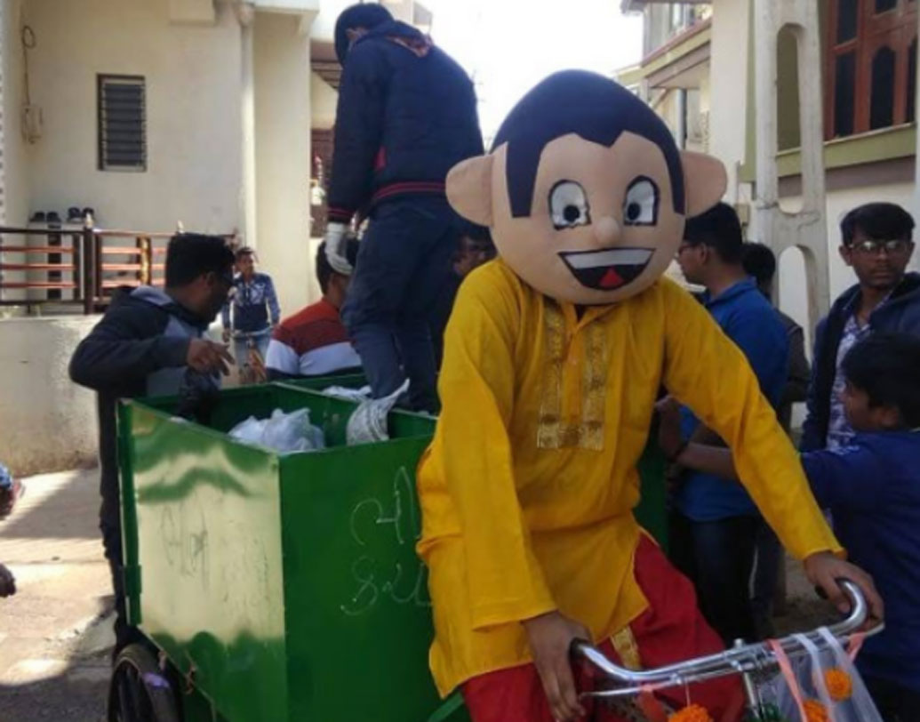 আবর্জনা থেকে তৈরি সার চাষিরা ফসল ফলানোয় ব্যবহার করেন। এতে ওই ব্যক্তির কর্মসংস্থানও হয়েছে। এই ভাবে গত ৮ মাস ধরে ক্রমে আবর্জনা মুক্ত গ্রাম হয়ে উঠেছে অম্বাপুর।