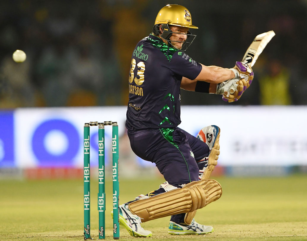 পাকিস্তান সুপার লিগ হোক বা বিগ ব্যাশ, ব্যাট-বলে সবেতেই নজর কেড়েছেন অজি অলরাউন্ডার শেন ওয়াটসন। গত বারের আইপিএলের তাঁর ব্যাট থেকে এসেছিল ২টো সেঞ্চুরি। সঙ্গে ৬টি উইকেটও নিয়েছিলেন। সেই সঙ্গে আইপিএলের ফাইনালে সেঞ্চুরি উপহার দিয়েছিলেন তিনি। এ বার প্রথম ম্যাচেই রায়ুডুর সঙ্গে জুটি হিসেবে বাইশ গজে নামতে পারেন ওয়াটসন।