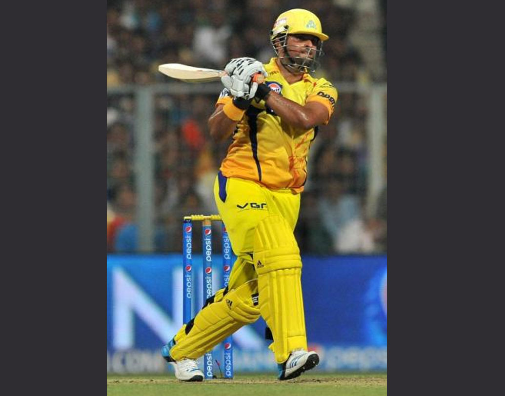 জানেন তো, আইপিএলের ইতিহাসে সবচেয়ে বেশি রানের (৪৯৮৫) রেকর্ড রয়েছে সুরেশ রায়নার। আর মাত্র ১৫ রান করলেই পৌঁছে যাবেন ৫ হাজারের ক্লাবে। সে রেকর্ড ছাড়াও মিডল অর্ডারে নেমে ফের এক বার দর্শক মাতাতে মুখিয়ে থাকবেন রায়না নিজেও। কারণ, গত আইপিএলে ৪টে হাফ সেঞ্চুরি করলেও শতরান অধরাই থেকে গিয়েছিল তাঁর।