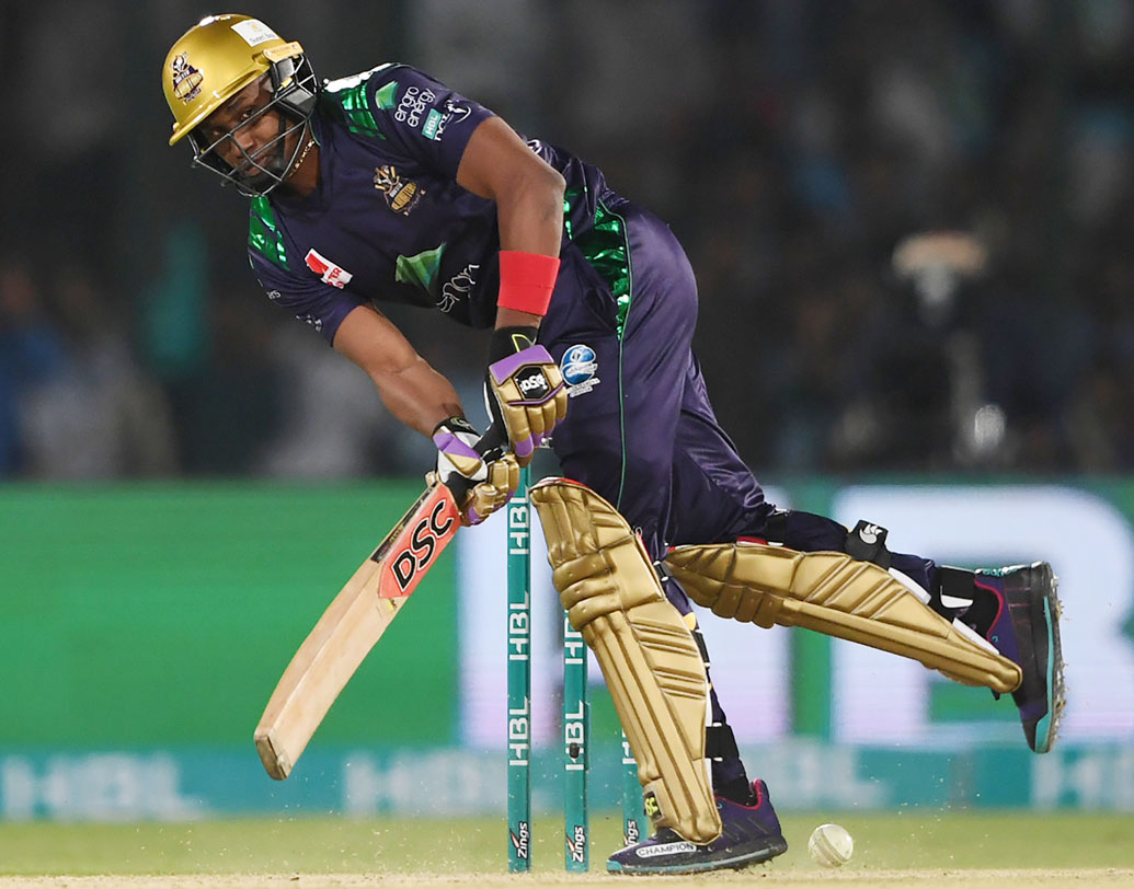 সিএসকে দলের সম্পদ বলতে অনেকেই ডোয়েন ব্রাভোর নাম নেন। আগের মতো ফর্ম না থাকলেও হঠাৎই সব পাশা পাল্টে ফেলতে পারেন এই অলরাউন্ডার।