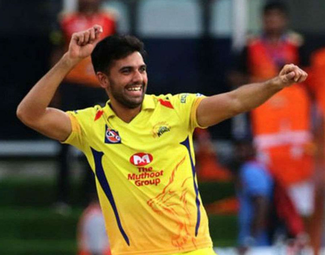 সিএসকের হয়ে পেস আক্রমণের দায়িত্বে থাকবেন দীপক চাহার। আগরার ২৬ বছরের এই পেসার গত আইপিএলে ১২ ম্যাচে নিয়েছিলেন ১০ উইকেট। দু’দিকেই সুইং করাতে পারেন, সঙ্গে বলে গতিও ভাল। বলের পাশাপাশি ব্যাট হাতেও ভালই স্ট্রাইক করতে পারেন চাহার।