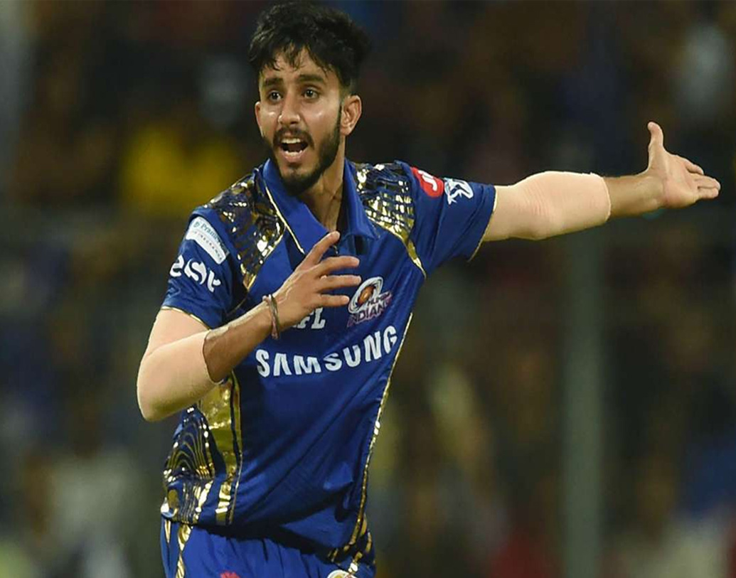 এর পর নামার কথা ২১ বছর বয়সে তারকা হয়ে ওঠা লেগ স্পিনার মায়াঙ্ক মার্কণ্ডের। মায়াঙ্কের গুগলি বুঝতে না পেরে এলবিডব্লিউ-র ফাঁদে পড়েছিলেন ধোনিও। তাই তিনি বিপক্ষের ব্যাটসম্যানদের বেগ দেবেন বলেই ধারণা।  