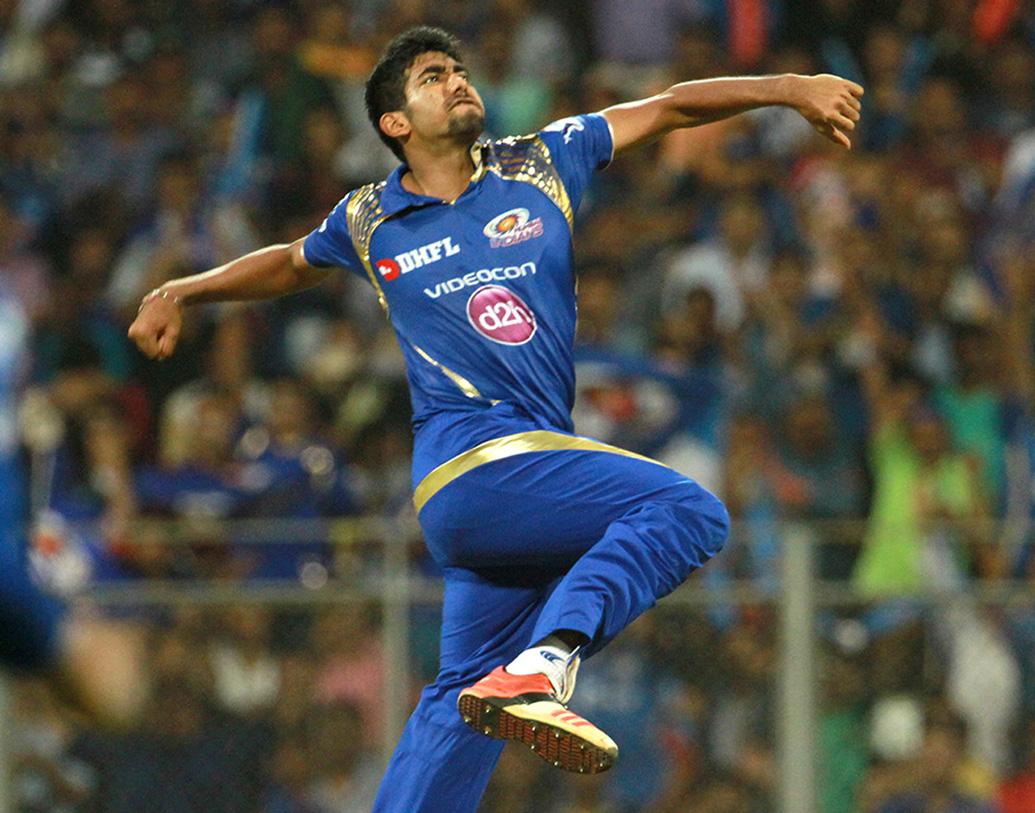 যশপ্রীত বুমরা দলের বোলিংয়ের প্রধান অস্ত্র। কখনও পেস, কখনও সুইং, আবার কখনও বা তাঁর হাতের স্লোয়ার বিপক্ষ ব্যাটসম্যানকে ঘাবড়ে দেওয়ার জন্য যথেষ্ট।