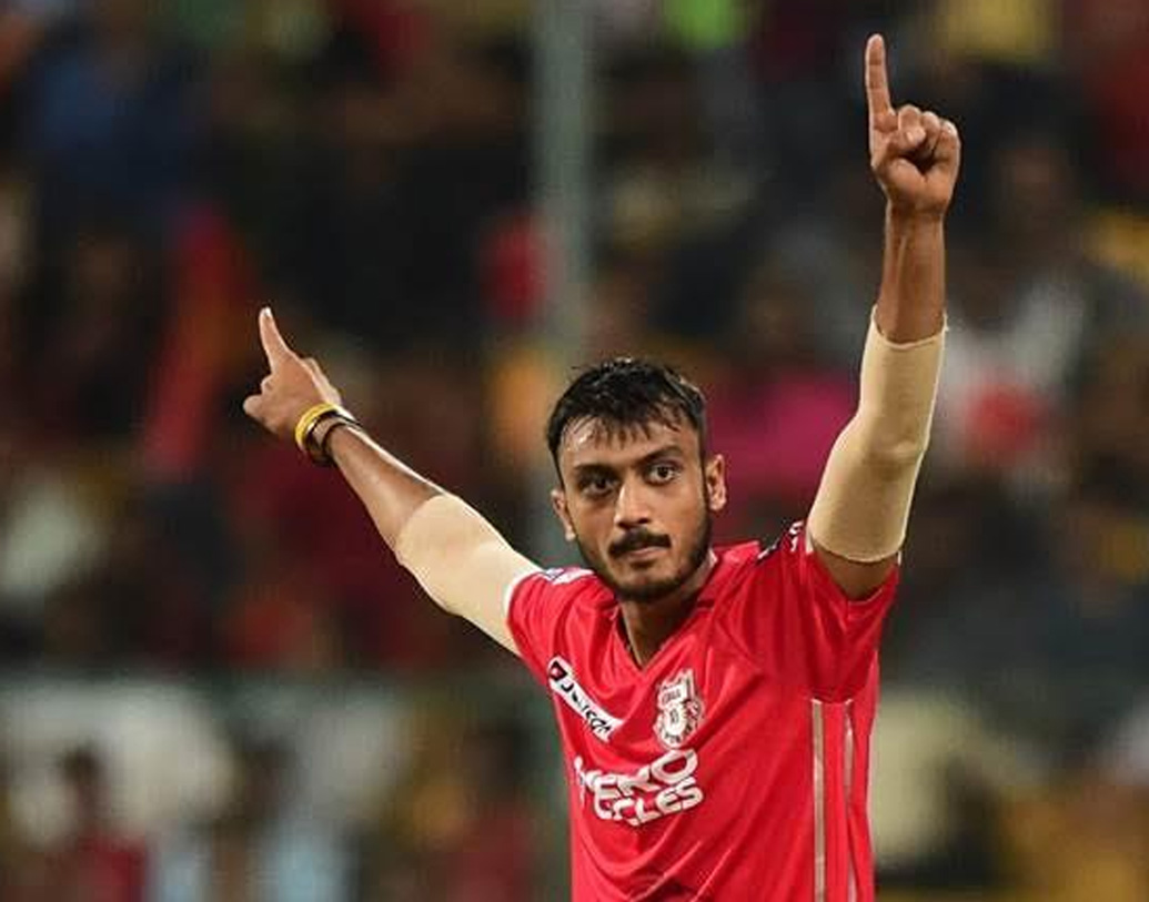 অক্ষর পটেল: বাঁ হাতি অলরাউন্ডার। বোলিংয়ের পাশাপাশি লোয়ার অর্ডারে নামলে ব্যাটিংটাও খারাপ করেন না।