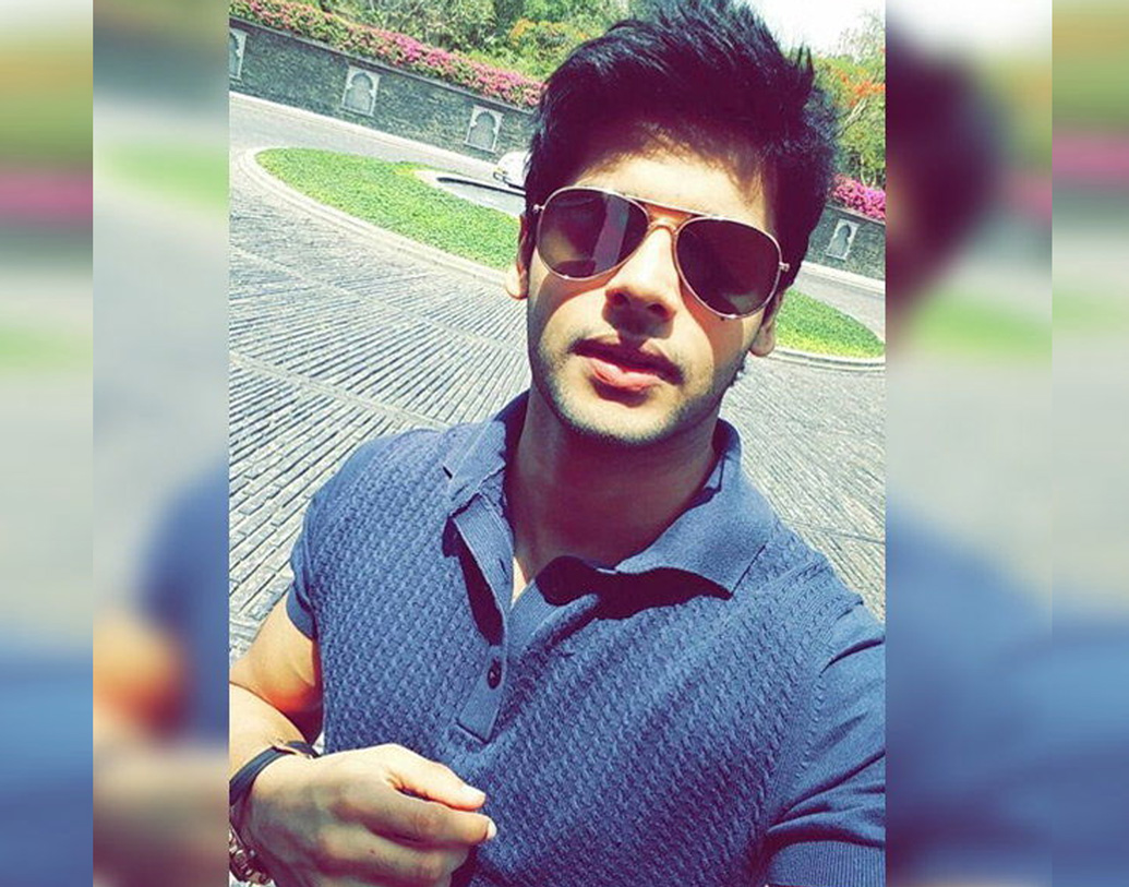 আমেরিকার একটি বিজনেস স্কুলে ইনভেস্টমেন্ট ব্যাঙ্কিং স্কুলে পড়তে গিয়েছিলেন। সেখানেই আচমকা ফিল্ম স্কুলে ভর্তি হন অভিমন্যু।