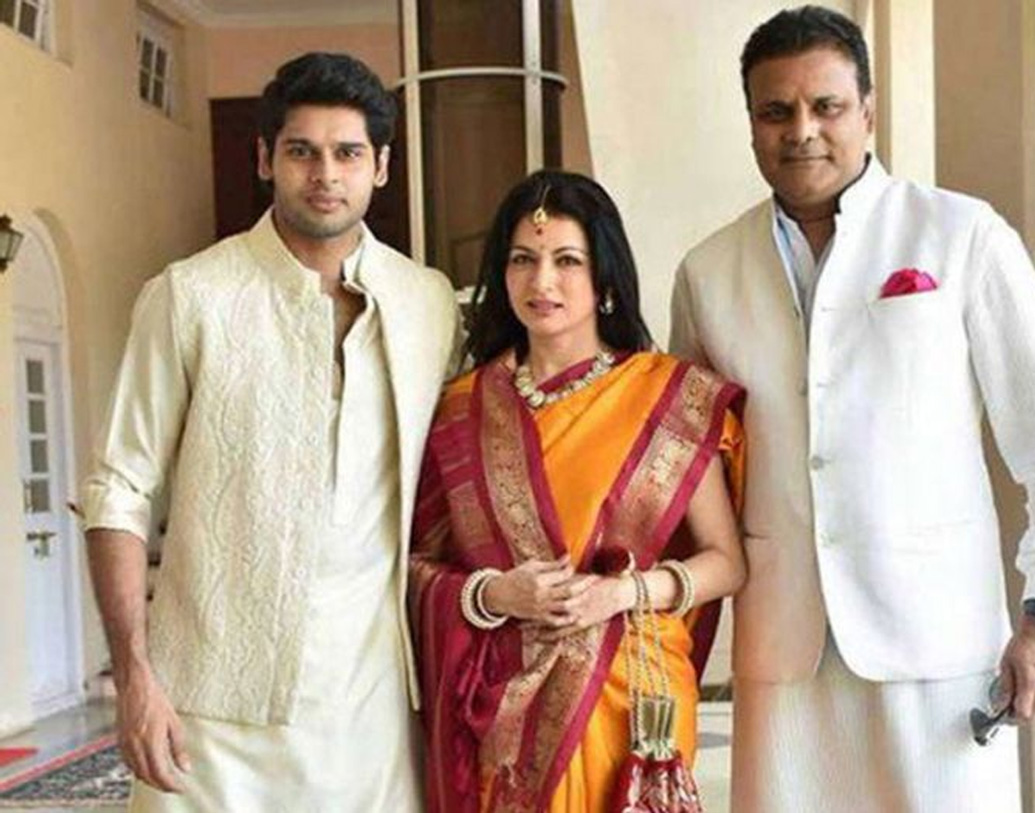 বলি নায়িকা ভাগ্যশ্রীর ছেলে অভিমন্যু। প্রথমে আপত্তি করলেও অ্যাকশন কমেডি এই ছবিতে ছেলের অভিনয় দেখে খুশি হয়েছেন মা। ৩০ বছর আগে তিনি ইন্ডাস্ট্রি ছেড়ে দিয়েছেন, তাই ছেলেকে পরিশ্রম করতে হবে। কারও নাম দিয়ে এগোনো যাবে না, এমনই বলেন ভাগ্যশ্রী।  অভিমন্যুর বাবা হিমালয়ও অভিনয় করেছেন ছবিতে।