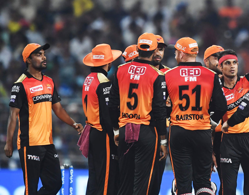 ভুবনেশ্বর কুমার, সিদ্ধার্থ কল, রশিদ খান প্রত্যেকেরই চার ওভার শেষ হয়ে গিয়েছিল। ১৯তম ওভারে তাই বেশির ভাগ রান তুলে নিতে পেরেছেন রাসেল। 