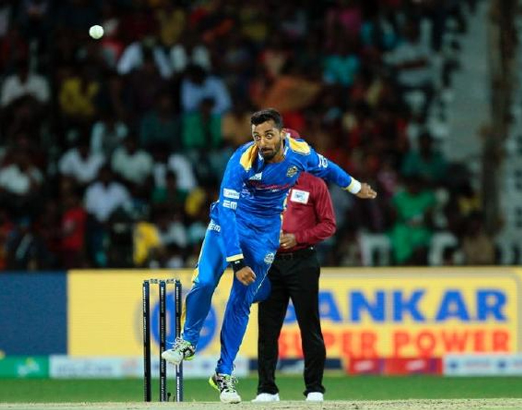 ‘মিস্ট্রি স্পিনার’ বরুণ চক্রবর্তীর নামার কথা আট নম্বরে। বড় শট খেলতেও দক্ষ তিনি।