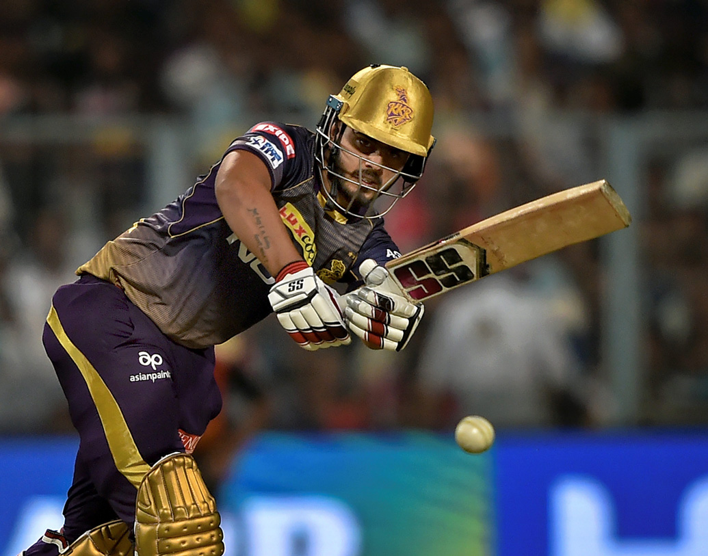 ক্রিজে ফিরলেন নীতীশ রানা ও আন্দ্রে রাসেল। লোডশেডিংয়ে মনোসংযোগ নষ্ট হওয়ায় কেকেআর আদৌ ম্যাচ বার করতে পারবে কি না, তা নিয়ে গোটা ইডেন ছিল সংশয়। 