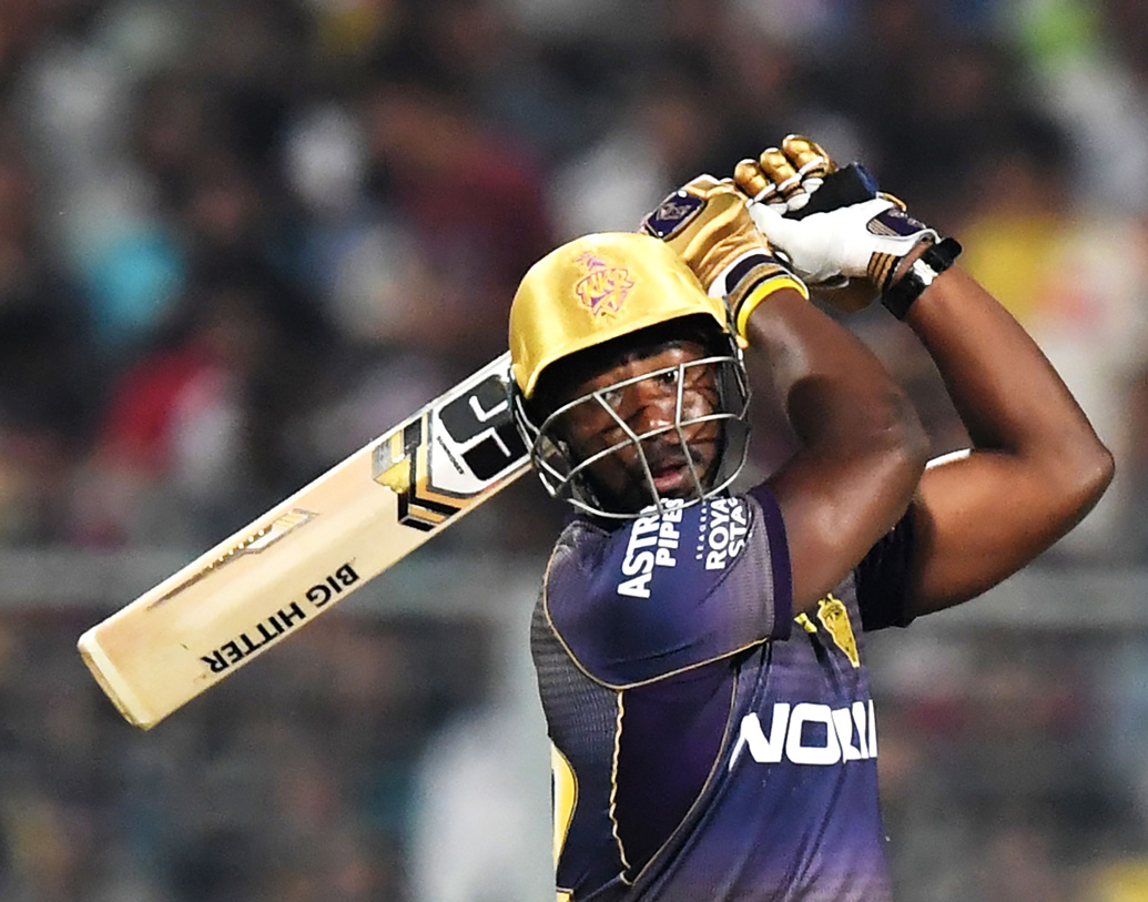 ১৬ ওভারের শুরুতে বল করতে নামলেন ভুবনেশ্বর কুমার। প্রথম পাঁচটি বল খেলেন তিনি, করেন পাঁচ রান। ছয় নম্বর বলটি খেলেন আন্দ্রে রাসেল। কেকেআরের স্কোর তখন ৪ উইকেটে ১২৯।