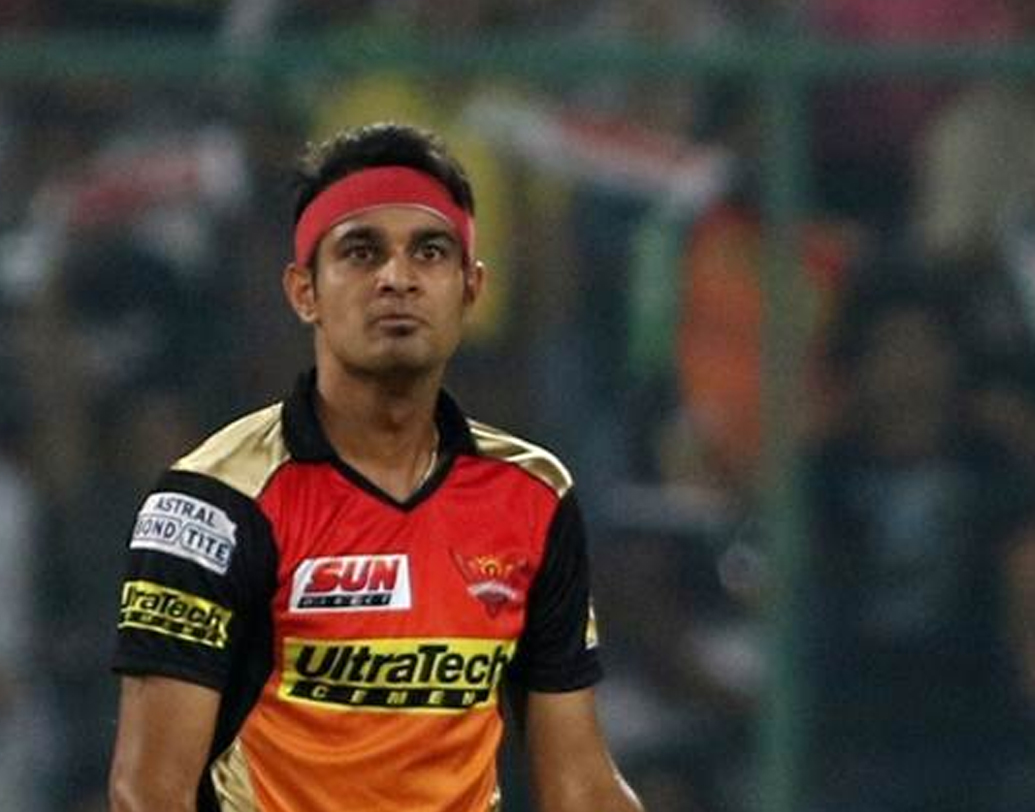 ১৭ ওভারের শুরুতেই সিদ্ধার্থ কউলের বলে ডিপ মিড উইকেট পেরিয়ে ছয় রান করেন রাসেল।