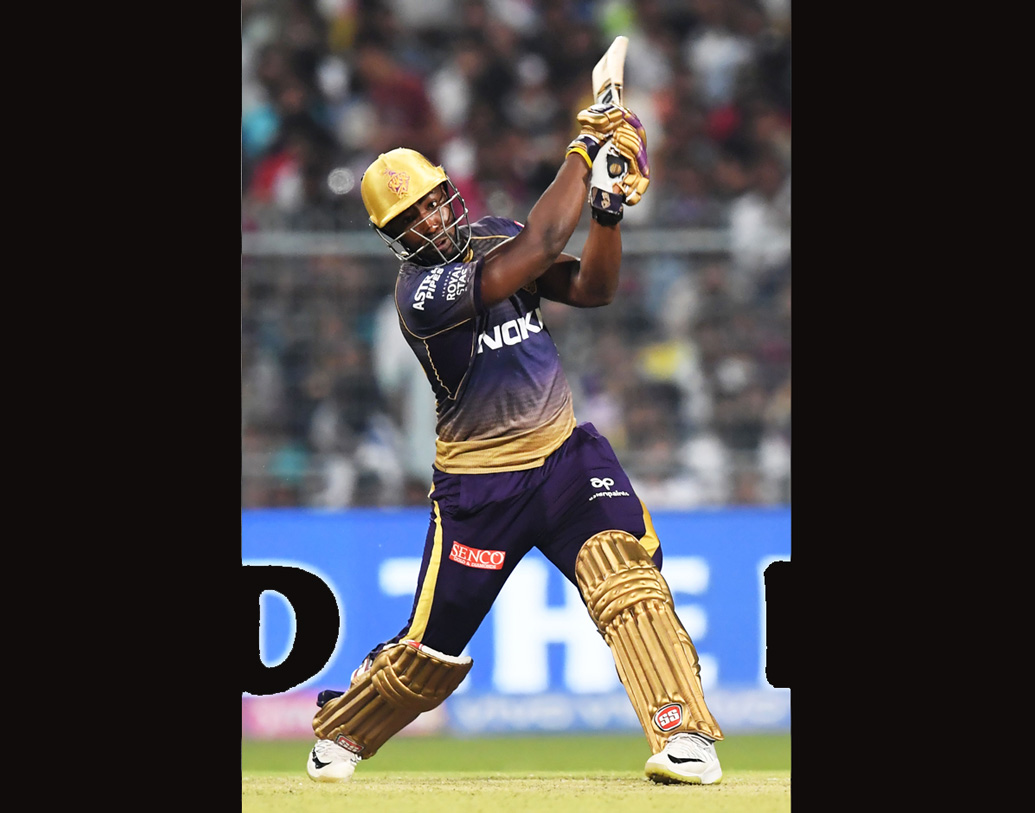 ১৭ ওভারের দ্বিতীয় বলে বোলারের মাথার উপর দিয়ে বল উড়ে গেল। ফের ছয় রান যোগ করেন আন্দ্রে।