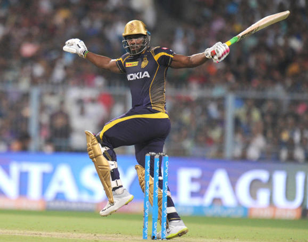 ১৭.৩ ওভারে এক রান যোগ করেন রাসেল। ১৭ তম ওভারের চতুর্থ বল খেলেন শুভমন। কোনও রান হয়নি ওই বলে।