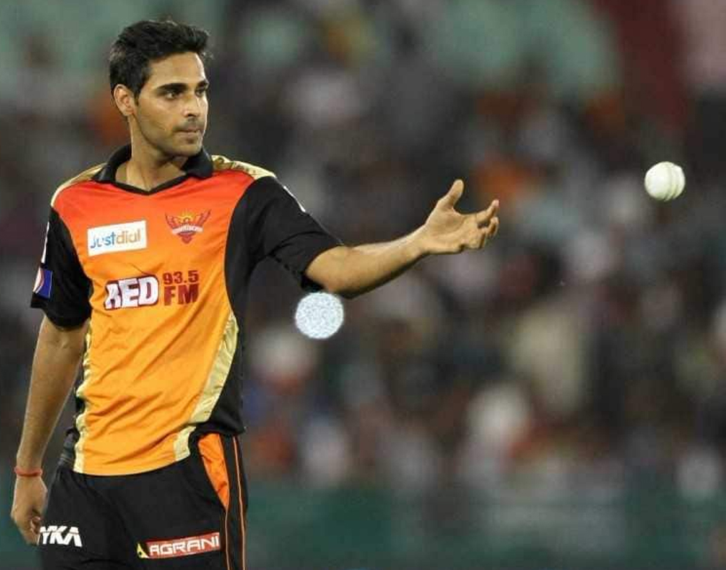 ১৮ ওভারের শুরুতে বল করতে এলেন ভুবি। বিপরীতে এই ক্যারিবিয়ান অলরাউন্ডার, যাঁর স্টান্সটা সামান্য অনসাইড ঘেঁষা। গার্ড নেওয়ার সময় বাঁ পাটা একটু লেগ সাইডের দিকে সরে থাকে। মিডউইকেটে ফের চার রান।