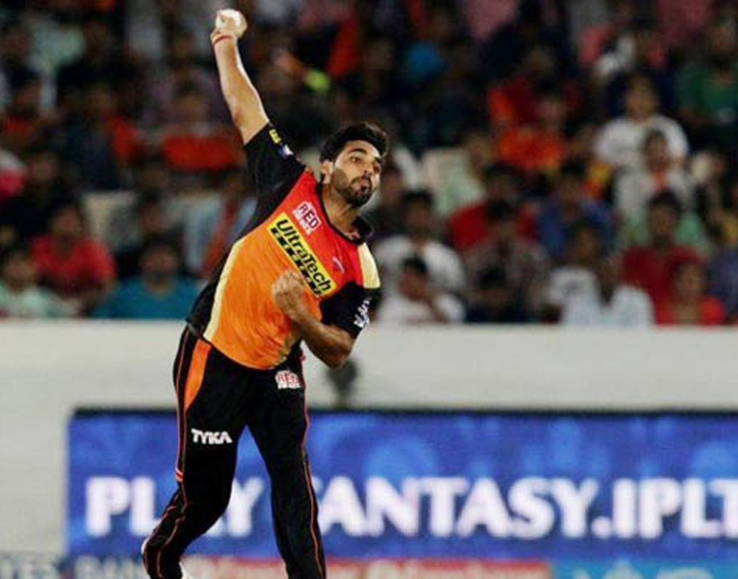 ১৮ ওভারের দ্বিতীয় বলে লেগ স্টাম্প থেকে ফুল ডেলিভারি করলেন রাসেল। ভুবির সামনেই বল গিয়ে পড়ল গ্যালারিতে দর্শকের মাঝে। সোজা ছয় রান।