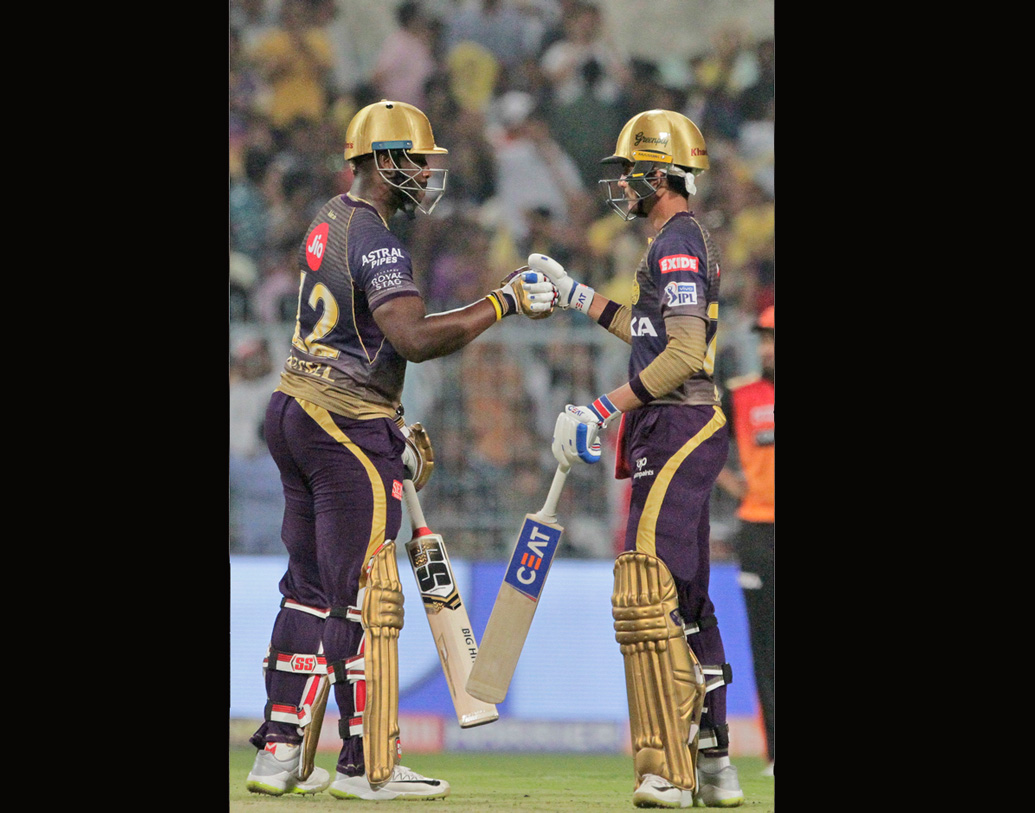 ১৮ ওভারের তৃতীয় বল। রাসেলের পাওয়ার ড্রাইভের কাছে ভুবনেশ্বর কুমারের ইয়র্কার কাজে লাগল না। ফের রান চার যোগ করলেন তিনি।