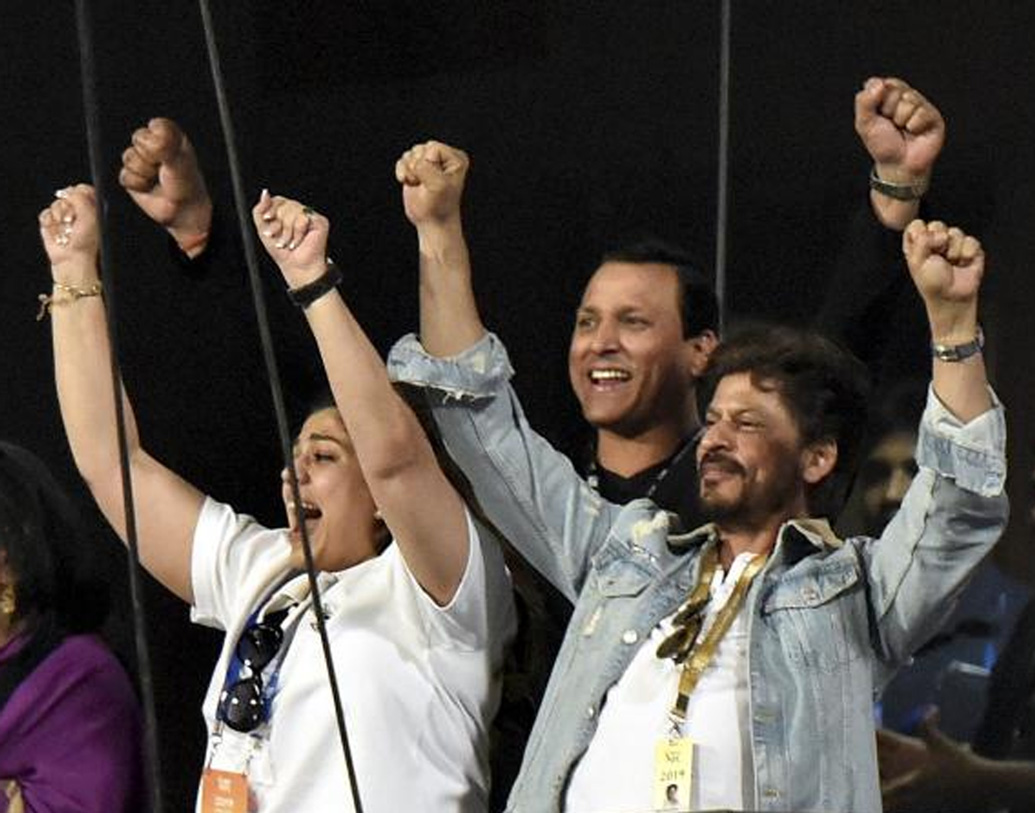 ১৮.৪ ওভারের এই বলটি একেবারে ডট বল। এই বলে কোনও রান যোগ হয়নি। ১৮.৫ ওভারে ভুবনেশ্বর কুমারের নাকের ডগা দিয়ে কার্যত উড়ে গেল এই ‘একস্ট্রা কভার বাউন্ডারি’। এক্সট্রা কভারের ওপর দিয়ে বলটা ইডেনের গ্যালারিতে অবতরণ করল।