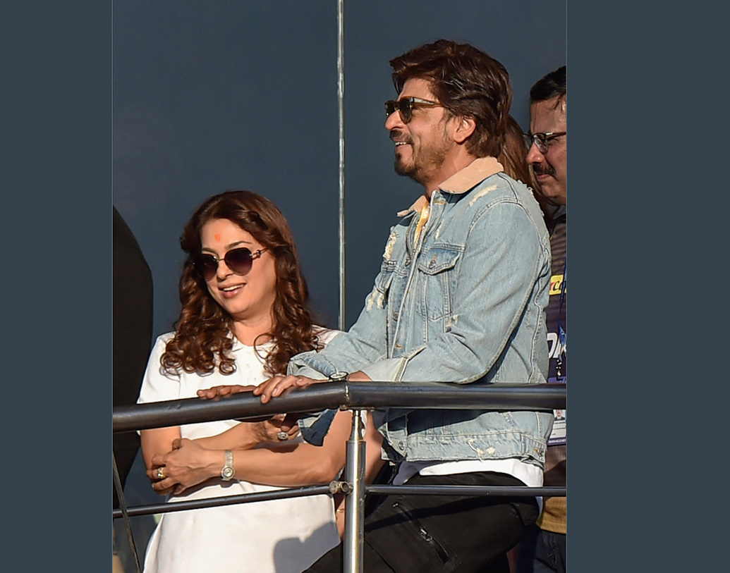 ওভারের শেষ বলে সুইপার কভারে সিঙ্গল নিলেন অভিজ্ঞ ব্যাটসম্যান। অর্থাৎ রাসেল আবার স্ট্রাইকেই রইলেন। কেকেআরের রান দাঁড়াল ৪ উইকেটে ১৬৯। এসআরকে তখন একটু হাল্কা মেজাজেই গ্যালারিতে। পাশে ছিলেন জুহি চাওলাও।