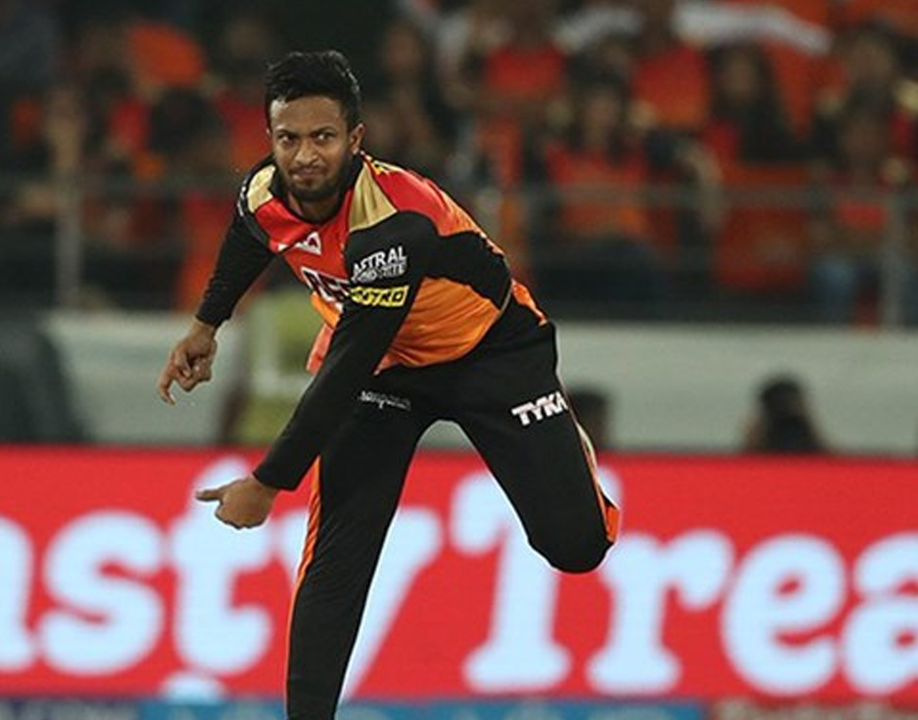 শেষ ওভারের প্রথম বলে শাকিব আল হাসান এলেন বল করতে। প্রথম বলটি ওয়াইড। পরের বলে ডিপ স্কোয়ার লেগে ফের যোগ হল এক রান।