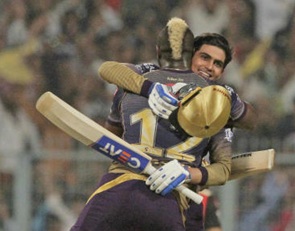 ১৯.৪ ওভারে আবারও শাকিবের বলে সোজা ছয় মারলেন শুভমন। ‘বার্থডে বয়’ শাকিবকে দু’টো ছয় মেরে খেলা শেষ করে দিলেন তিনি। জয় দিয়ে ১২তম আইপিএল শুরু করল কেকেআর।  