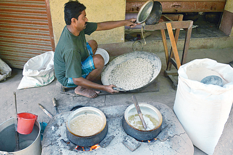 রসদ: নকুলদানা তৈরির ব্যস্ততা। কাশিমবাজারে। নিজস্ব চিত্র