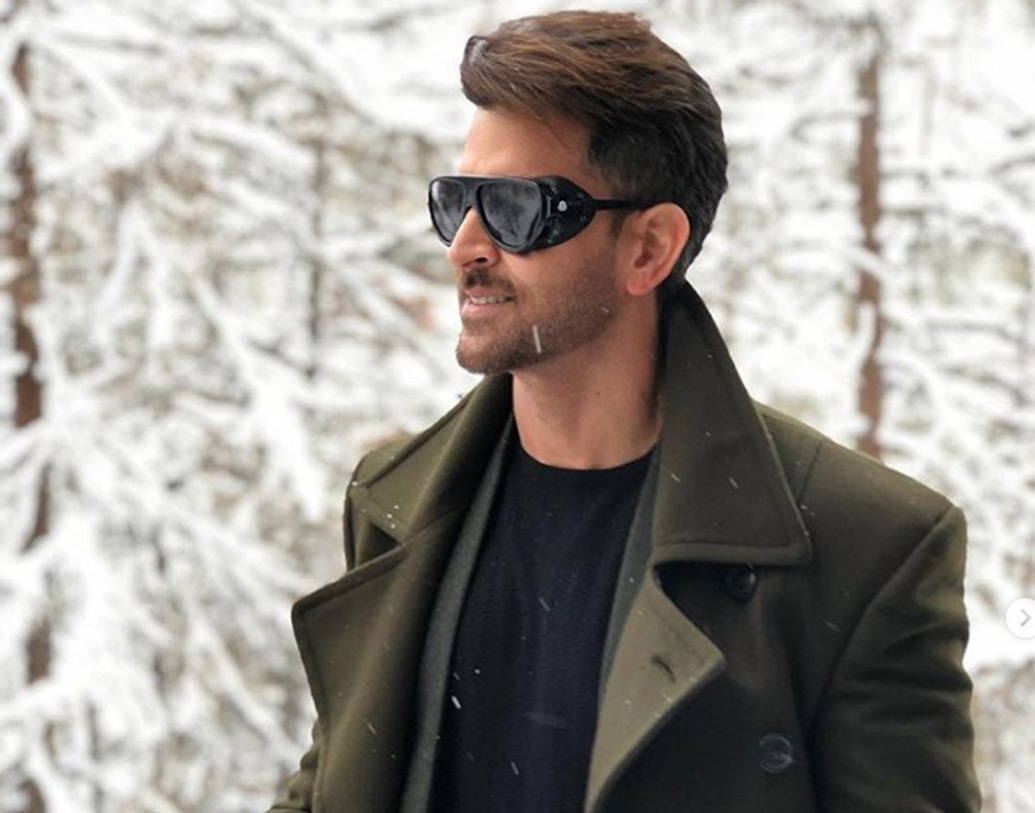 হৃত্বিক রোশন দিন শুরু করেন চারটি ডিমের সাদা অংশ খেয়ে। সঙ্গে থাকে দুটি ব্রাউন ব্রেড, প্রোটিন শেক ও এক থালা ফল।