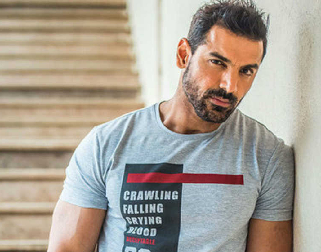 জন আব্রাহাম দিন শুরু করেন ৬টি ডিমের সাদা অংশ খেয়ে। তাঁর ব্রেকফাস্টে থাকে চার পিস মাখন পাউরুটি, ১০টি কাঠবাদাম, একটি বড় গ্লাস ফলের রস।