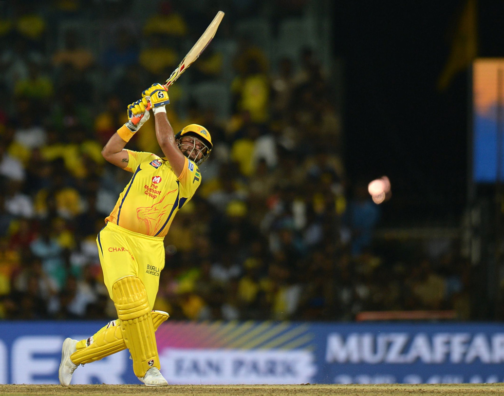 আইপিএলে ৫ হাজার রানের গণ্ডি পেরিয়ে যাওয়া প্রথম ক্রিকেটার সুরেশ রায়নার নামার কথা তিনে। ২১ বলে ১৯ রান করেছেন গত ম্যাচে।