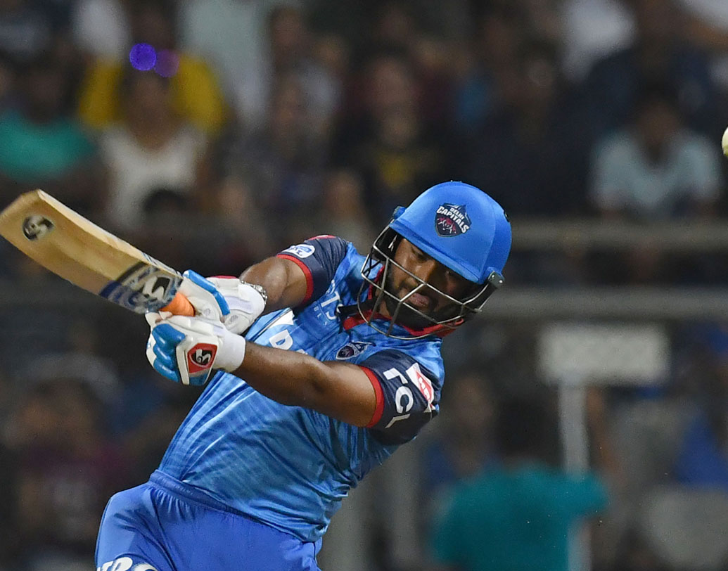 ওয়াংখেড়েতে ঋষভ ১৮ বলে ৫০ রান করে ভেঙে দেন ২০১২ সালে মুম্বই ইন্ডিয়ান্সের বিরুদ্ধেই ধোনির ২০ বলে হাফসেঞ্চুরির রেকর্ড। তাই মাহির দলের বিরুদ্ধে পাঁচে ঋষভ ছাড়া আর কাউকে নামানোর কথা নয়।