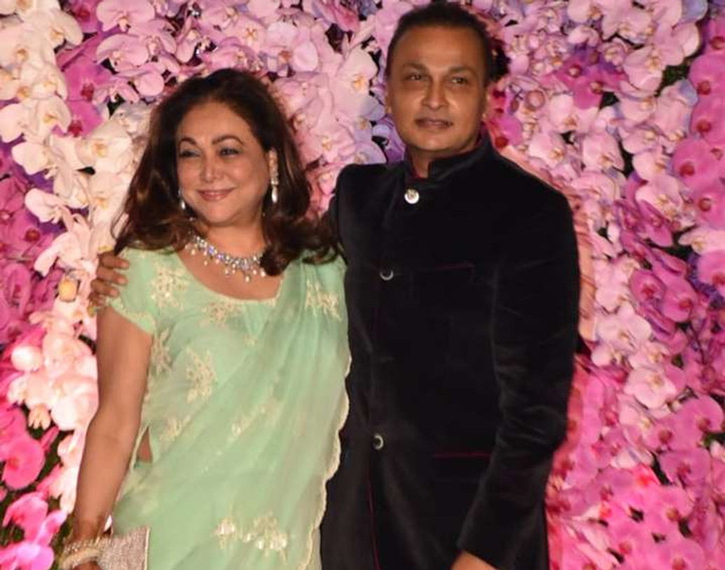 অনিল অম্বানী সুট পরেন। তাঁর স্ত্রী টিনা ফ্লুওরোসেন্ট সি গ্রিন রঙের লেহেঙ্গাতে সেজেছিলেন।