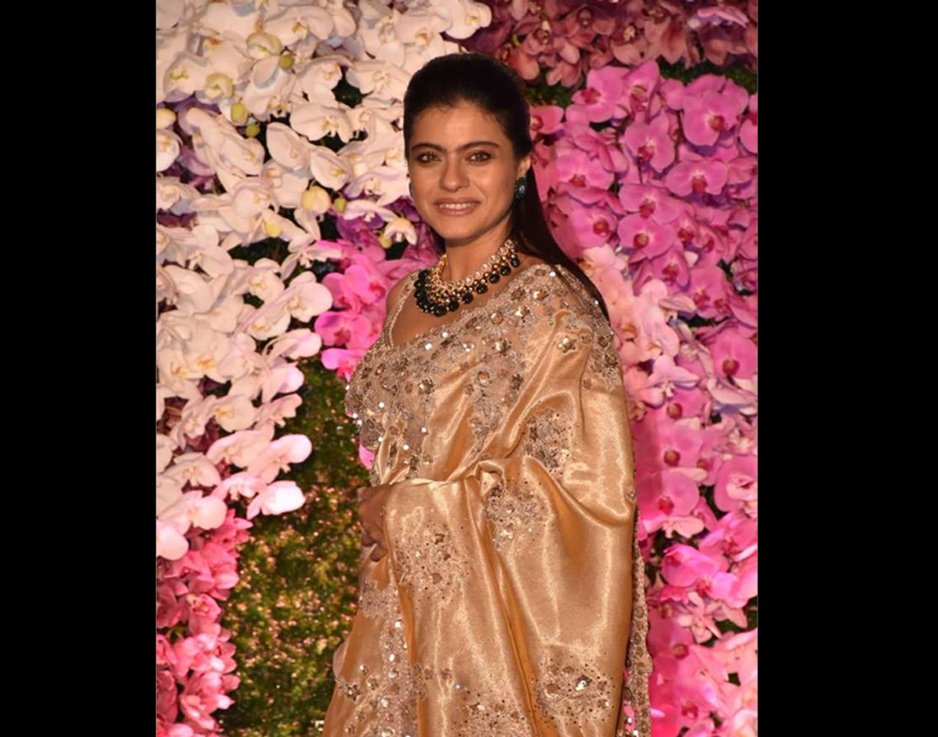 কাজল পরেছিলেন একটি পাথর বসানো সিল্কের শাড়ি। ছিল কুন্দনের গয়না আর অল্প প্রসাধনের ছোঁয়া। এত ‘সিম্পল’ সাজেই মন জয় করেছেন তিনি।