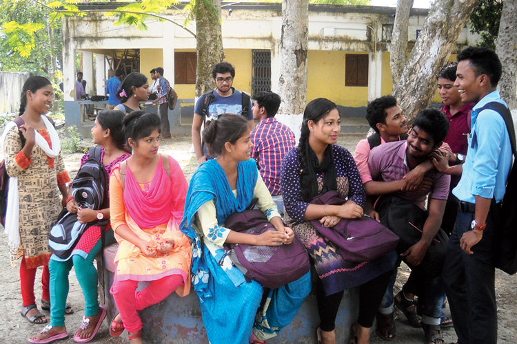 সরগরম: কলেজ ক্যাম্পাসে জমে উঠেছে আড্ডা। নিজস্ব চিত্র