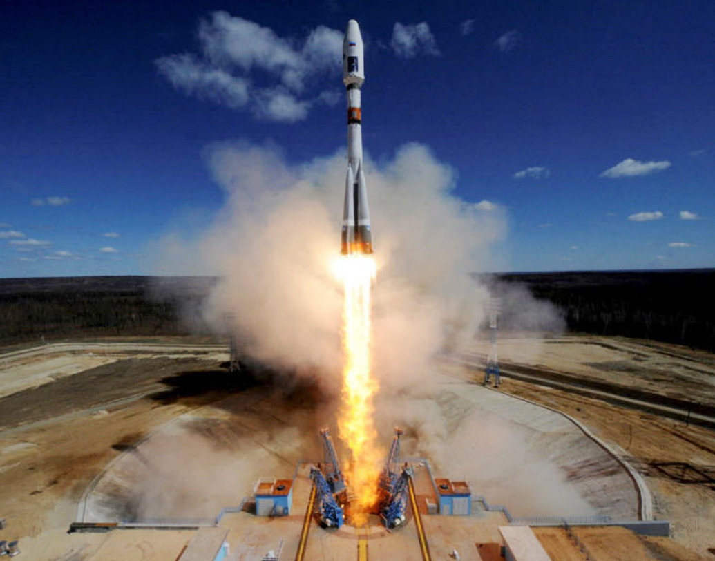 ১৯৫৯ সালে আমেরিকা প্রথম পরীক্ষামূলক ভাবে উপগ্রহ ধ্বংসকারী ক্ষেপণাস্ত্র তৈরি করে। তবে সেই ক্ষেপনাস্ত্র আকাশ থেকে ছুড়তে হত। অন্য দিকে ১৯৬৭ সালে সোভিয়েত ইউনিয়ন সফল ভাবে মাটি থেকে ছোড়া যায় এমন উপগ্রহ ধ্বংসকারী ক্ষেপণাস্ত্রের সফল পরীক্ষা করে।