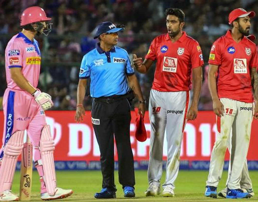 সোমবার জয়পুরের সোয়াই মান সিংহ স্টেডিয়ামে বল করছিলেন কিংস ইলেভেন পঞ্জাবের অধিনায়ক রবিচন্দ্রন অশ্বিন। পঞ্চম বলে অশ্বিন রাজস্থান রয়্যালসের ওপেনার জস বাটলারকে মাঁকড় আউট করেন। এর পরই শুরু হয় বিতর্ক।