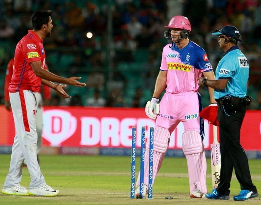 কী এই মাঁকড় আউট? বল করতে এসে বোলার যদি দেখে নন স্ট্রাইকার ব্যাটসম্যান ক্রিজের বাইরে, তা হলে বল উইকেটে লাগিয়ে বোলার ওই ব্যাটসম্যানকে আউট করতে পারেন।