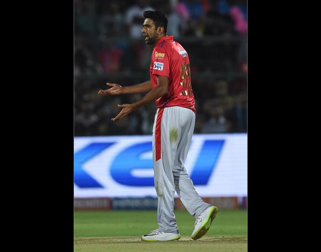 আইপিএলে প্রথম বার মাঁকড়ীয় আউটের শিকার হলেন বাটলার। বল করার আগে নন স্ট্রাইকার প্রান্তে ক্রিজ ছেড়ে বেরিয়ে যাওয়া ব্যাটসম্যান বাটলারকে রান আউট করেন অশ্বিন।