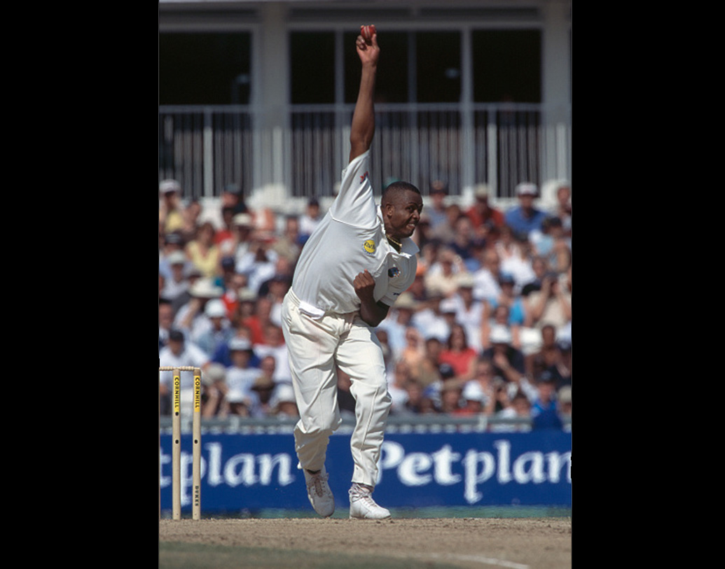 ১৯৮৭ সালের বিশ্বকাপে ওয়েস্ট ইন্ডিজ বনাম পাকিস্তান ম্যাচে শেষ ওভার বল করতে এসে ওয়েস্ট ইন্ডিজের কোর্টনি ওয়ালশ দেখেন, পাকিস্তানের সেলিম জাফর রান নিতে গিয়ে ক্রিজের প্রায় মাঝপথে চলে গিয়েছেন।