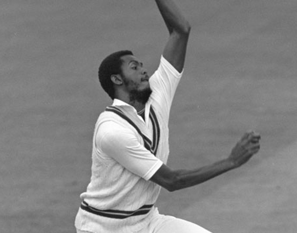 ওয়ালশ প্রতিপক্ষকে আউট করেননি। বরং জাফরকে ডেকে ক্রিজে ফেরান। তার পরে ফের বল করতে যান। পাকিস্তান ম্যাচটাও জিতে যায়। বাটলার-অশ্বিন কাণ্ডের সঙ্গে সেই ঘটনারও তুলনা করেছেন অনেকে। তবে মাঁকড় আউট এর আগেও হয়েছে।